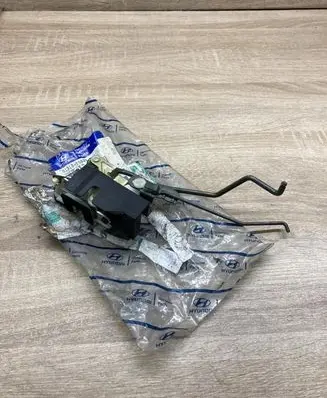Hyundai Accent Front door lock 8131025000 LEFTSIDE