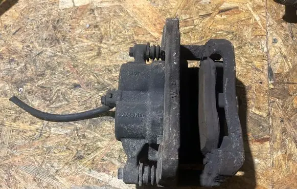 Nissan Navara D23 Front brake caliper 82240H06