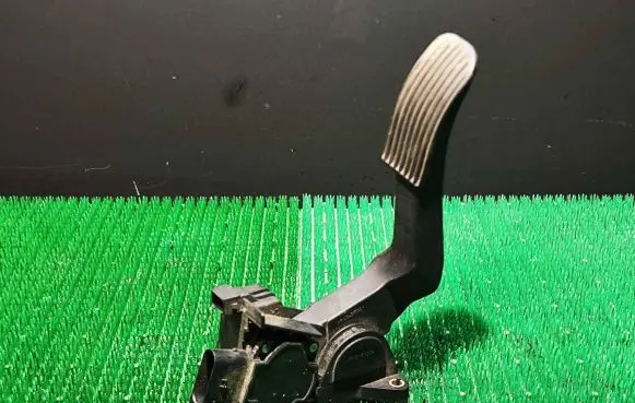Mercedes-Benz Sprinter W906 Accelerator throttle pedal A9013000404 190414133 0281002335