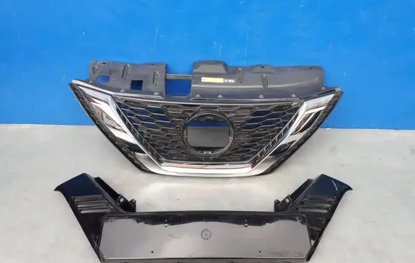Nissan Qashqai Front bumper upper radiator grill 62310HV3