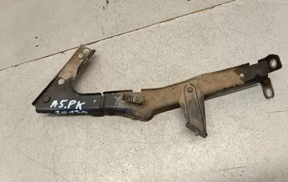 Fender mounting bracket