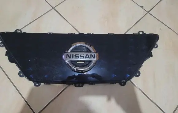 Nissan Leaf II (ZE1) Front bumper upper radiator grill 62072