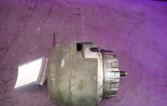 Engine mount vacuum valve