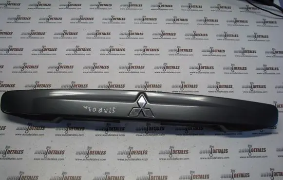 Trunk door license plate light bar