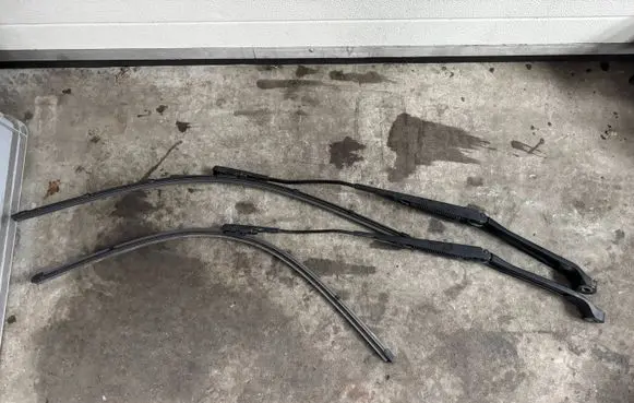 Ford S-MAX Front wiper blade arm EM2B17526AB