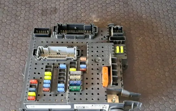 Volvo XC90 Fuse module 30728512 28017881