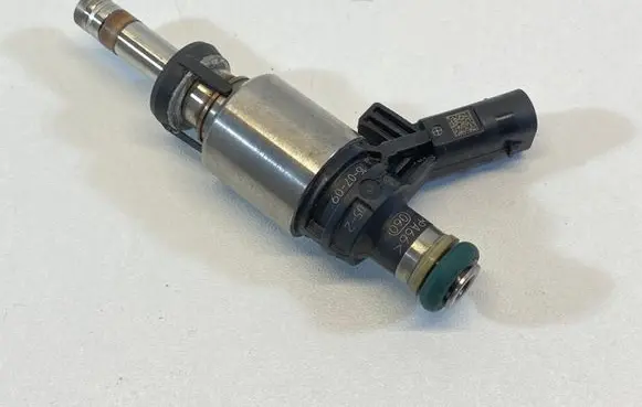 Audi A4 S4 B8 8K Fuel injector 06H906036P 0261500162