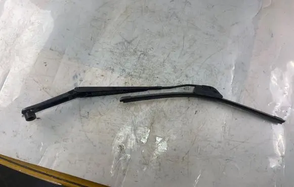 Jeep Grand Cherokee (WK) Front wiper blade arm