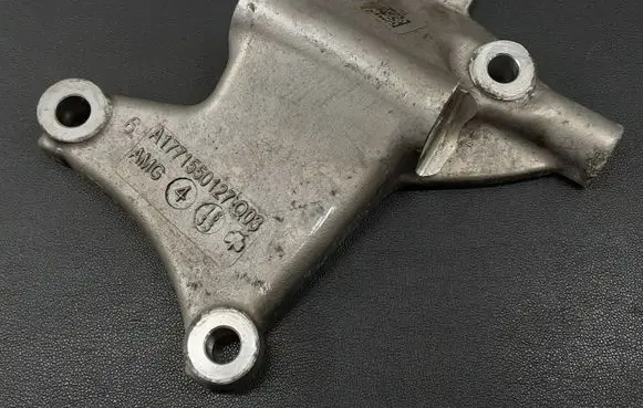 Mercedes-Benz C AMG W205 Generator/alternator bracket A1771550127 1771550127