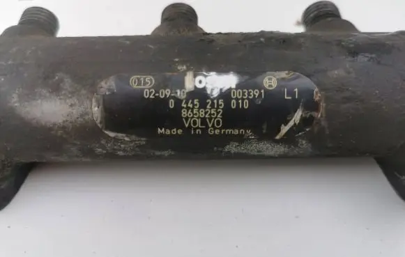 Volvo V70 Fuel main line pipe 8658252 003391 0445215010
