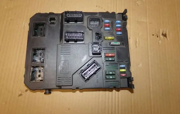 Peugeot 1007 Fuse module 9659579180