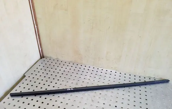 Opel Zafira C Front door glass trim molding