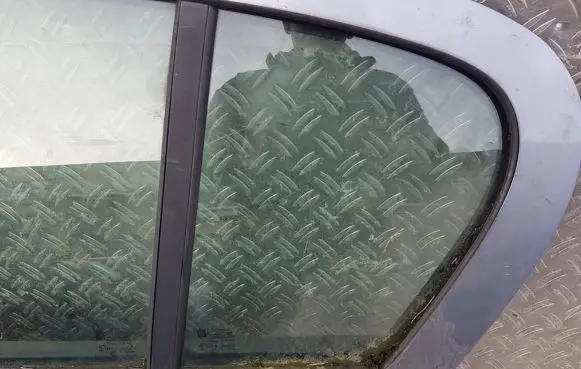 Opel Astra H Rear vent window glass 