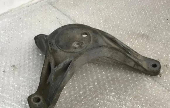 BMW 5 E39 Engine mounting bracket 1096080