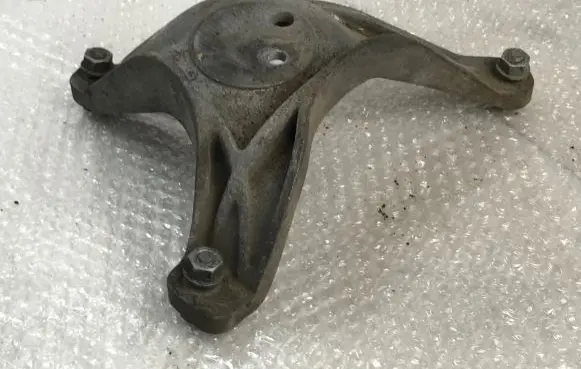 BMW 5 E39 Engine mounting bracket 1096080