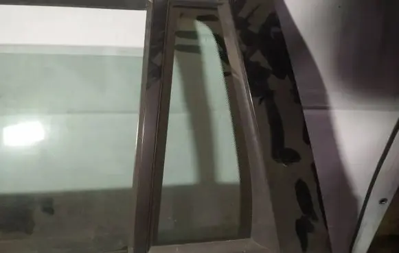 Ford Mondeo Mk III Rear vent window glass as2