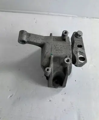 Volkswagen Tiguan Engine mount bracket