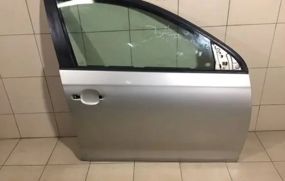 Volkswagen Jetta V Front door