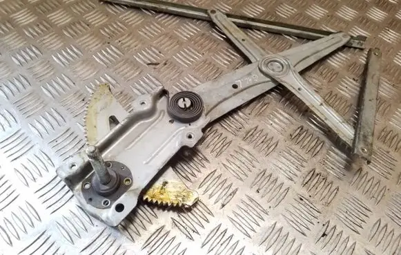 Rear door manual window regulator