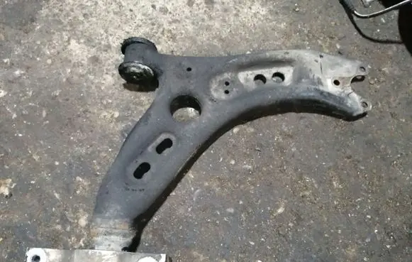Volkswagen PASSAT B7 Front lower control arm/wishbone 1K0407166C