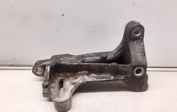 Honda CR-V Generator/alternator bracket 