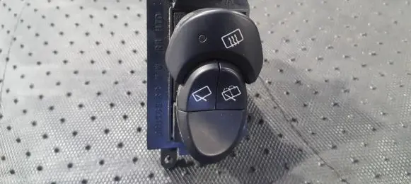 Hyundai Coupe Windscreen/window heater switch 612W03130