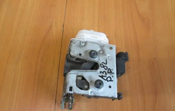 Audi A3 S3 8L Front door lock 8L1837016A