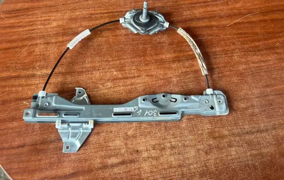 Peugeot 301 Rear door manual window regulator 9674411680