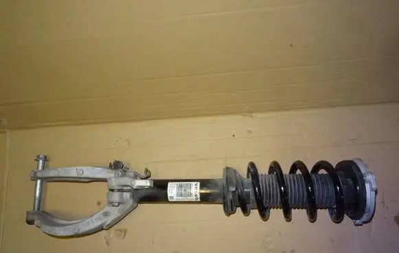 Volvo S60 Lower shock absorber bracket 31476122