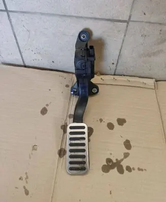 Accelerator throttle pedal