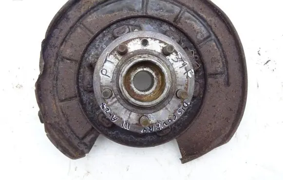 Land Rover Discovery 3 - LR3 Rear wheel hub