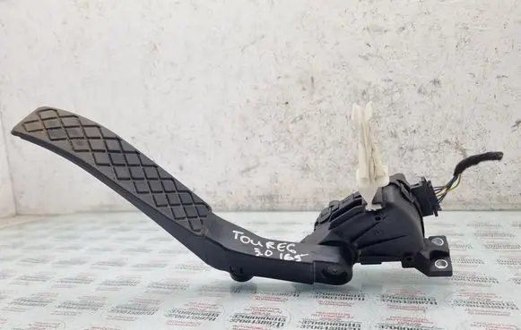 Volkswagen Touareg I Accelerator throttle pedal 7L0723507B