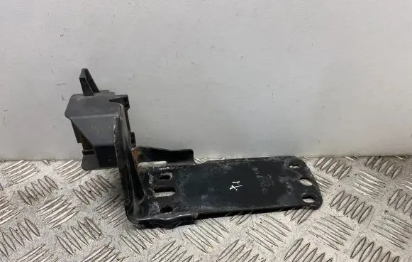 BMW 3 E90 E91 Radiator mount bracket 7117811 51647117811