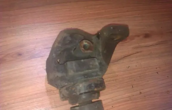 Mazda 626 Engine mount bracket td0729