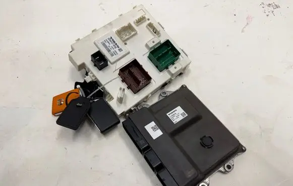 Volvo XC40 Engine ECU kit and lock set 32268107 31459638