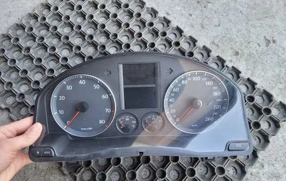 Volkswagen Golf V Speedometer (instrument cluster) 1K0920860K V3350110 VWZ7Z0C8720220