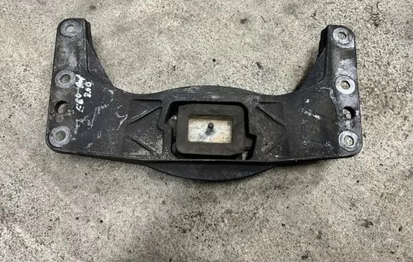 BMW 5 E60 E61 Gearbox mounting bracket 6761106 13992010