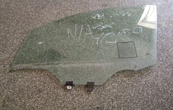 Nissan Leaf I (ZE0) Front door window glass four-door