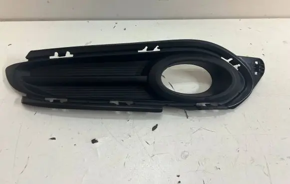 Honda HR-V Front fog light trim/grill 71106T7JH000