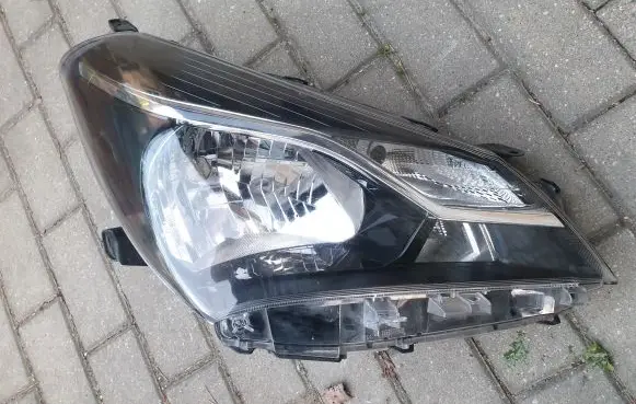 Toyota Yaris Headlight/headlamp 811300DJ70
