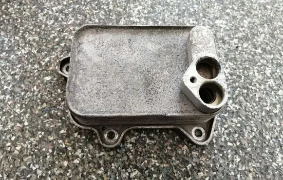 Volkswagen Touran I Oil filter mounting bracket 03C117021E