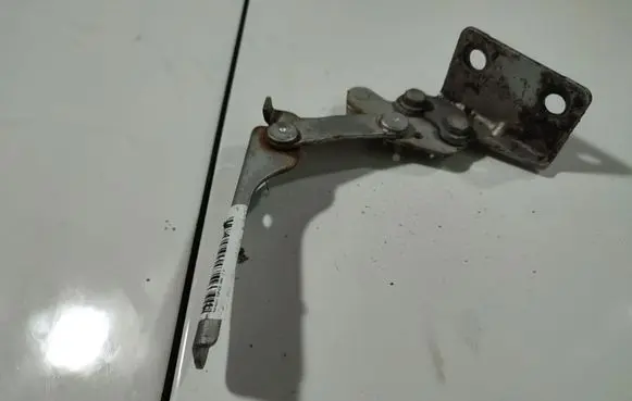 Engine bonnet/hood hinges
