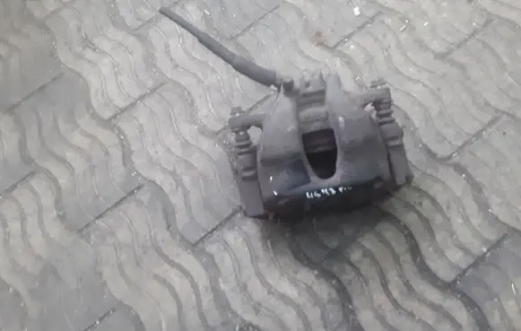 Peugeot 3008 I Front brake caliper Y04566