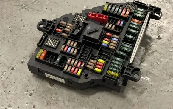 BMW 5 F10 F11 Fuse module 9210857 00386024 117033452