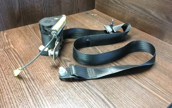 Iveco Daily 3rd gen Front seatbelt 048006 33017280A1