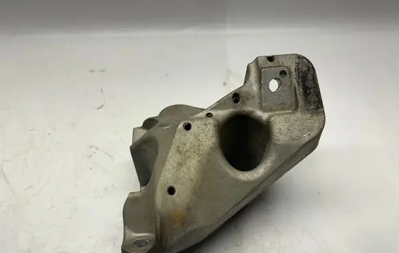 Engine mounting bracket