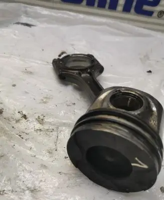 Volvo V40 Cross country Piston with connecting rod