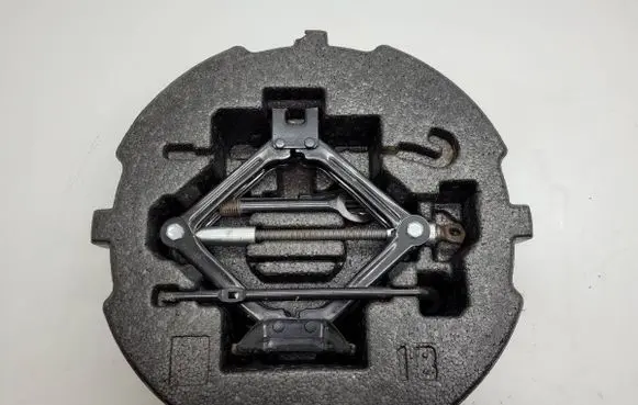 KIA Optima Tool set 091402T400