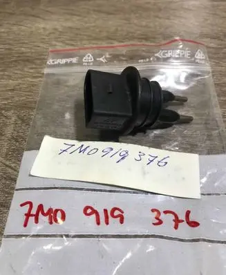 Volkswagen PASSAT B6 Windshield washer spray nozzle 7M0919376
