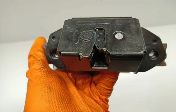 Subaru Outback (BS) Tailgate/trunk/boot lock/catch/latch 63032AL000
